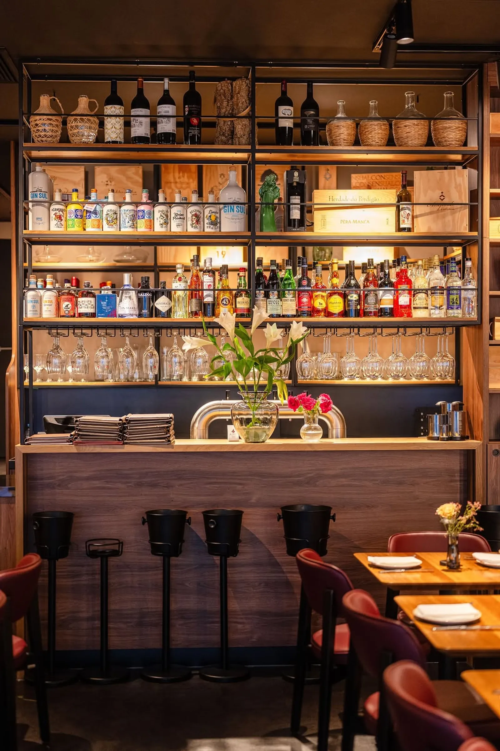 Die Bar des NAU mit beleuchtetem Flaschenregal