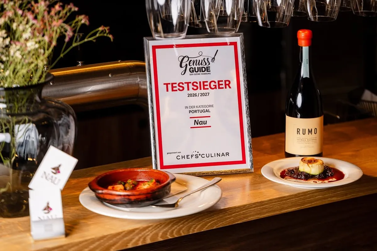 Die Testsieger-Urkunde des Genuss Guide an der Bar des NAU