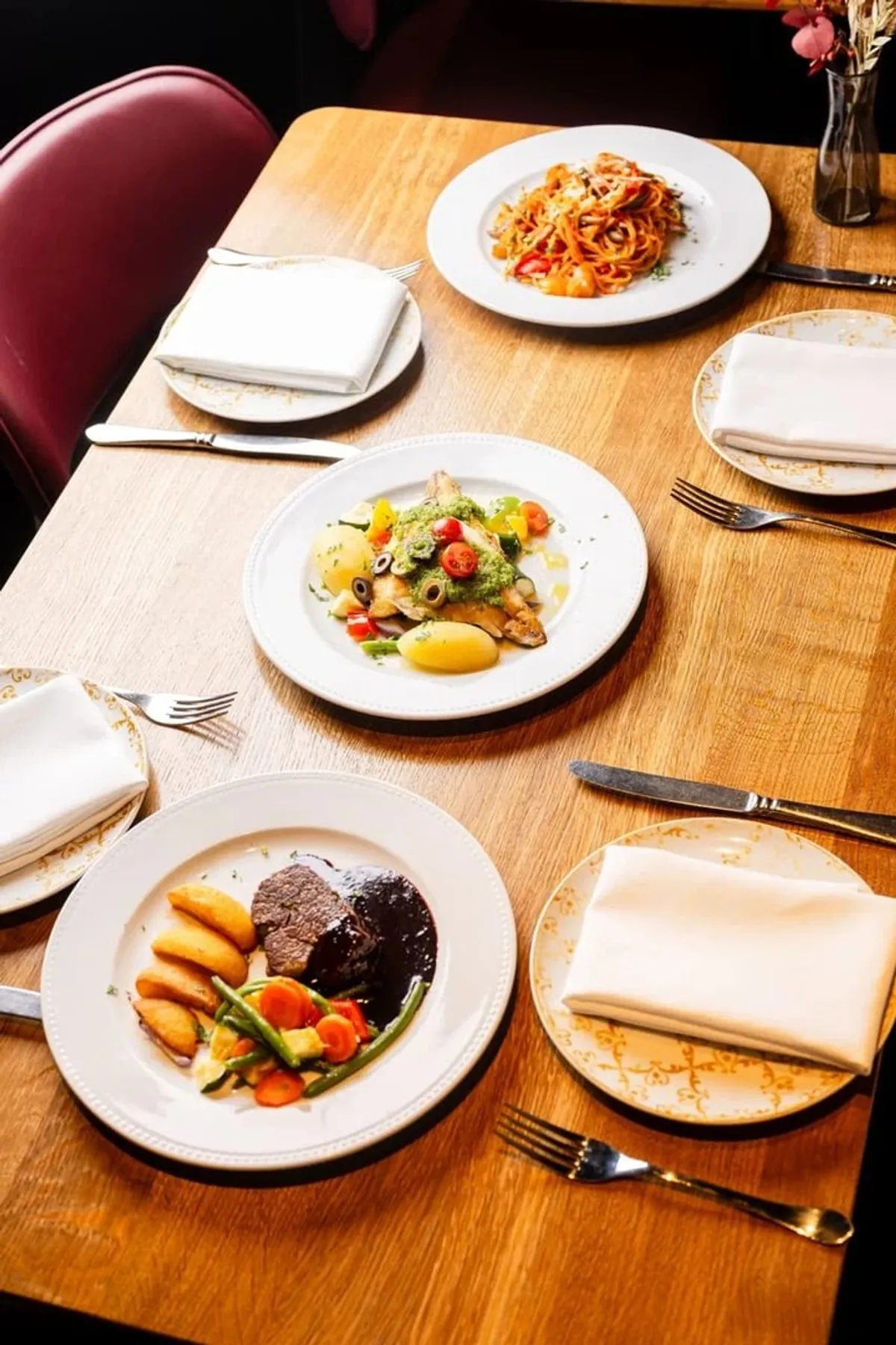 Gedeckter Tisch im NAU mit Blumen und Leuchte