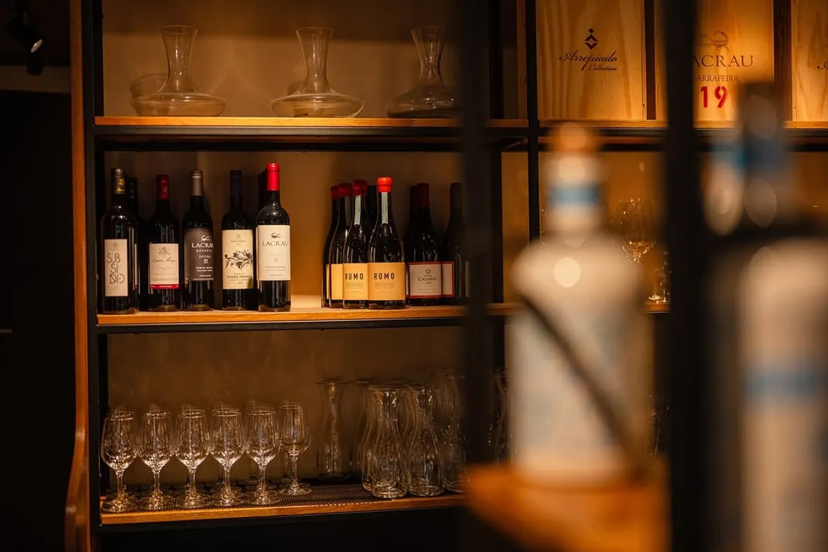 Das beleuchtete Flaschenregal der NAU-Bar
